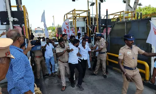 சுங்க கட்டண உயர்வை கண்டித்து விக்கிரவாண்டி சுங்கச்சாவடியை ஜனநாயக வாலிபர் சங்கத்தினர் முற்றுகை; 49 பேர் கைது