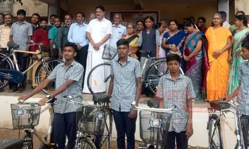 மோரனஅள்ளி அரசு பள்ளியில்மாணவ-மாணவிகளுக்கு விலையில்லா சைக்கிள்கள்மதியழகன் எம்.எல்.ஏ. வழங்கினார்