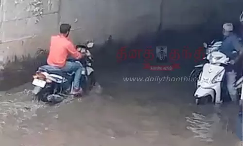 ஓசூரில் கனமழை:ரெயில்வே பாலத்தின் கீழ் தேங்கிய தண்ணீரால் வாகன ஓட்டிகள் அவதி ஓசூரில் கனமழை:ரெயில்வே பாலத்தின் கீழ் தேங்கிய தண்ணீரால் வாகன ஓட்டிகள் அவதி