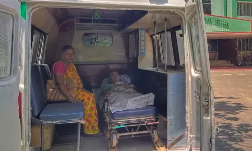 மனு அளிக்க ஆம்புலன்சில் வந்த மூதாட்டி