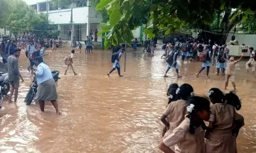 அரசு பள்ளி வளாகத்துக்குள் தேங்கி நின்ற மழைநீரால் மாணவர்கள் அவதி