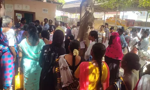இ-சேவை மையத்தில் அலைமோதிய கூட்டம்