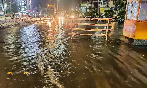 சாலையில் தேங்கிய மழைநீர்