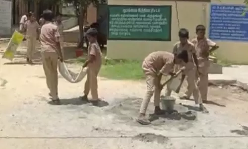 அரசு பள்ளியில் மண் சுமந்த மாணவ-மாணவிகள்