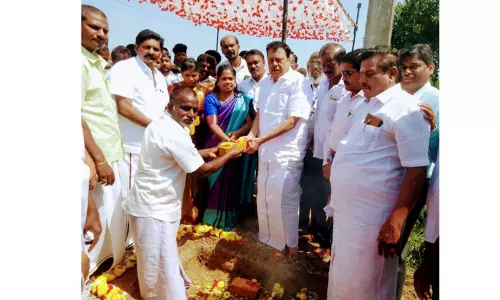 கொசஸ்தலை ஆற்றின் குறுக்கே ரூ.4 கோடியில் மேம்பாலம்