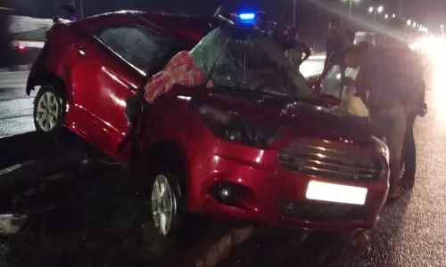 மின்கம்பத்தில் கார் மோதல்: மருத்துவக்கல்லூரி உதவி பேராசிரியர் பலி