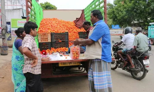 4 கிலோ தக்காளி ரூ.50-க்கு விற்பனை