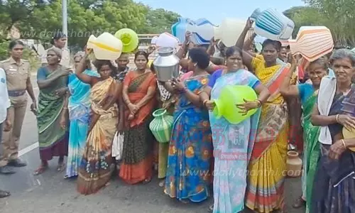 கிராம மக்கள் காலிக்குடங்களுடன் சாலை மறியல்