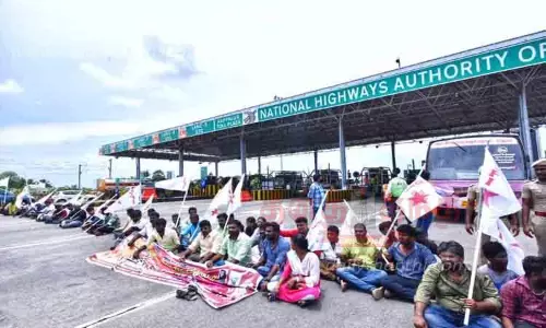 கப்பலூர் சுங்கச்சாவடியை முற்றுகையிட்டு ஜனநாயக வாலிபர் சங்கத்தினர் போராட்டம்