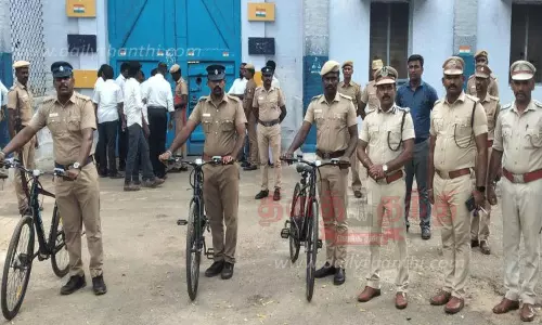 சிறை காவலர்களுக்கு பேட்டரி சைக்கிள்