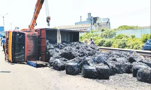 செங்குன்றம் அருகே இரும்பு ஏற்றி வந்த லாரி சாலையில் கவிழ்ந்தது