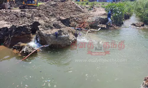 சிறுபாலம் கட்ட தோண்டியபோது உடைந்த காவிரி கூட்டுக்குடிநீர் திட்ட குழாய்