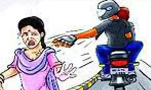 மொபட்டில் சென்ற பெண்ணிடம்  6 பவுன் சங்கிலி பறிப்பு