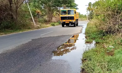 குழாய் உடைப்பால் சாலையில் வீணாகி வரும் குடிநீர்