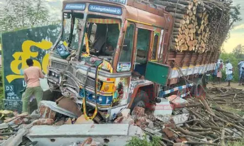 வீட்டின் மீது லாரி மோதி 4 பேர் படுகாயம்