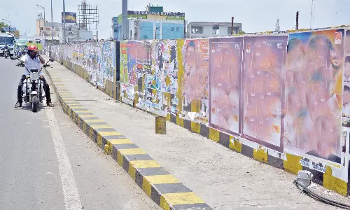 பாலங்களில் போஸ்டர்கள் ஒட்டப்படுவதால் வாகன ஓட்டிகளுக்கு  விபத்து நடக்கும் அபாயம்