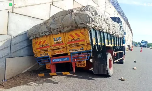 பாலத்தில் சாய்ந்த லாரி