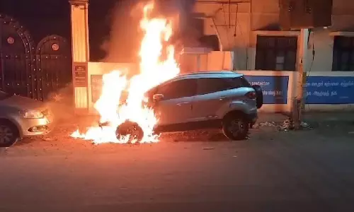 2 கார்களுக்கு தீவைப்பு