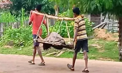 போக்குவரத்து வசதி இல்லாததால் 25 கி.மீ. கட்டிலில் தூக்கி சென்று ஆஸ்பத்திரியில் சேர்க்கப்பட்ட சிறுமி