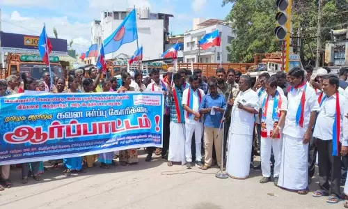 அதிகாரிகள் மீது நடவடிக்கை எடுக்கக்ேகாரி ஆர்ப்பாட்டம்