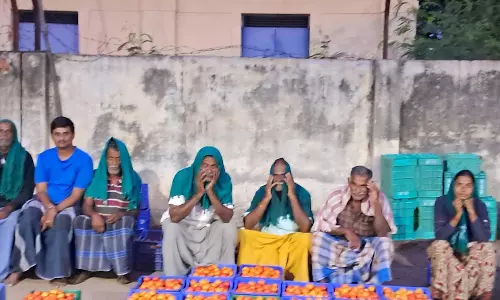 கூவிக்கூவி பார்த்தும் தக்காளி கிலோ ரூ.10-க்கு வாங்க ஆளில்லையே?