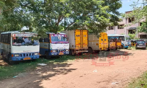 3 வேன், 2 ஆட்டோ, 1 கார் பறிமுதல்