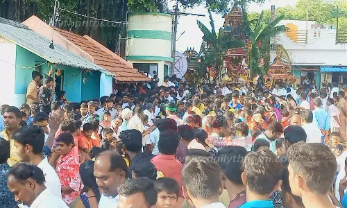 பாளையம்புதூரில்மாரியம்மன் கோவில் தேரோட்டம்பக்தர்கள் வடம் பிடித்து இழுத்தனர்