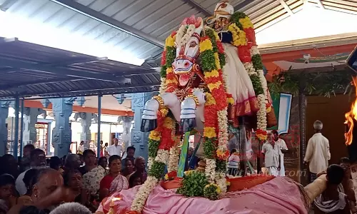 முத்துமாரியம்மனுக்கு சீர் கொடுத்த ஆதிநாயகப்பெருமாள்