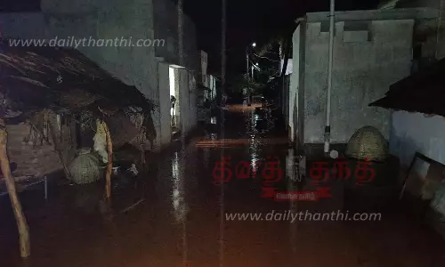 குடியிருப்புகளை சூழ்ந்த மழைநீர்; கிராம மக்கள் மறியல்