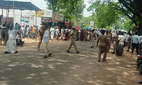 ஆழ்குழாய் கிணறு அமைக்க எதிர்ப்பு தெரிவித்து பொதுமக்கள் மறியல்; கல்வீச்சில் அரசு பஸ் கண்ணாடி உடைப்பு