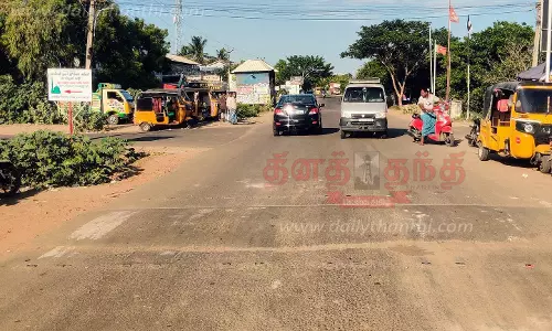 வேகத்தடையில் வெள்ளை வர்ணம் பூச வேண்டும் வேகத்தடையில் வெள்ளை வர்ணம் பூச வேண்டும்