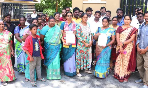சீமானிடம் பணம் பறிக்க முயற்சி நடிகை விஜயலட்சுமி மீது நாம் தமிழர் கட்சியினர் புகார்