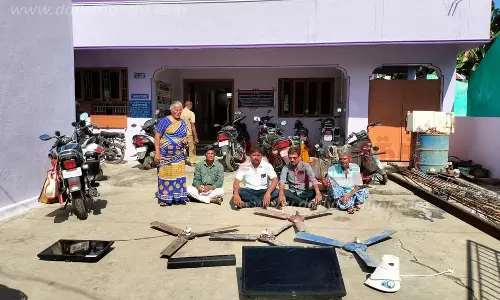 அயோத்தியாப்பட்டணம் மின்வாரிய அலுவலகத்தில் பழுதடைந்த மின்சாதனங்களுடன் பொதுமக்கள் தர்ணா