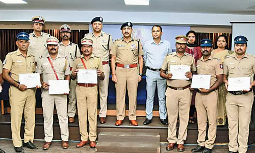 40 போலீசாருக்கு கமிஷனர் பாராட்டு நீலாங்கரை போலீஸ்காரருக்கு நட்சத்திர போலீஸ் விருது 40 போலீசாருக்கு கமிஷனர் பாராட்டு நீலாங்கரை போலீஸ்காரருக்கு நட்சத்திர போலீஸ் விருது