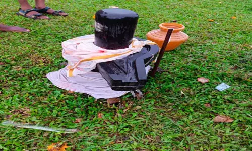 வால்பாறையில் கூழாங்கல் ஆற்றின் அருகே வைக்கப்பட்டு இருந்த சிவலிங்க சிலையால் பரபரப்பு
