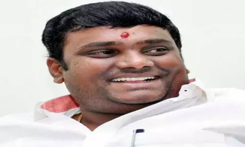 4 துப்பாக்கிகளை பதுக்கி வைத்திருந்தவர் கைது