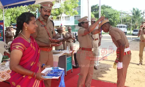 சிறப்பாக செயல்பட்ட ஊர்க்காவல் படையினருக்கு பதக்கம்