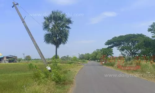 சாய்ந்த நிலையில் உள்ள மின்கம்பங்களை சீரமைக்க வேண்டும்