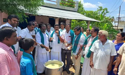 கஞ்சித்தொட்டி திறந்து விவசாயிகள் போராட்டம்