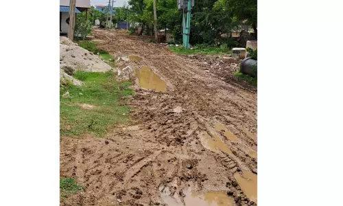 சேறும், சகதியுமான திருவள்ளுவர் சாலை