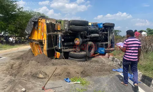 தேசிய நெடுஞ்சாலையில்மண் லாரி கவிழ்ந்தது