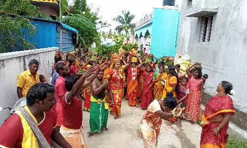 உலக நன்மை வேண்டி முளைப்பாரி ஊா்வலம் உலக நன்மை வேண்டி முளைப்பாரி ஊா்வலம்