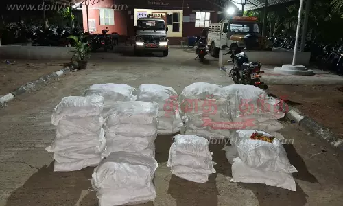 புகையிலை பொருட்கள் கடத்தி வந்தகார் சாலையில் கவிழ்ந்தது