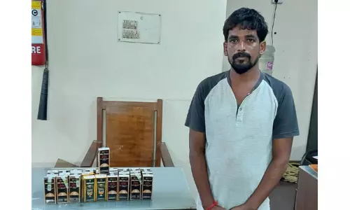 ஆட்டோவில் கர்நாடக மது பாக்கெட்டுகள் விற்றவர் கைது