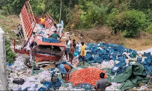 லாரி மீது மற்றொரு லாரி மோதி விபத்து