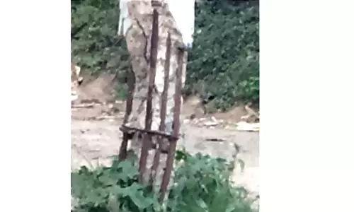 ஆபத்தான மின் கம்பத்தை மாற்ற வேண்டும் ஆபத்தான மின் கம்பத்தை மாற்ற வேண்டும்