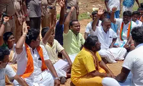 டாஸ்மாக் கடையை வேறு இடத்திற்கு மாற்றக்கோரி பா.ஜ.க.வினர் போராட்டம்