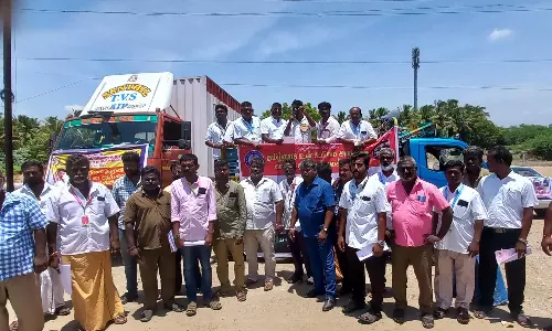 சுங்கச்சாவடி அருகே டிரைவர்கள் ஆர்ப்பாட்டம்