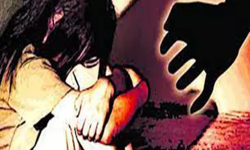 சிறுமிக்கு பாலியல் தொல்லை; கோவில் பூசாரிக்கு தர்ம அடி