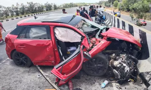 சாலை தடுப்பில் கார் மோதிய விபத்தில் திரைப்பட இசையமைப்பாளர் உள்ளிட்ட 2 பேர்  பலி